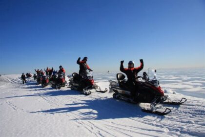 Moottorikelkkasafarit/Snöskotersafari/Snowmobile safari/Burn out City