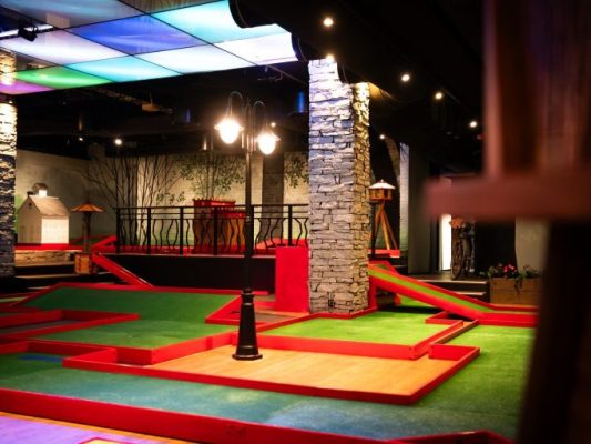 Minigolfbana innomhus /Taset Day & Night